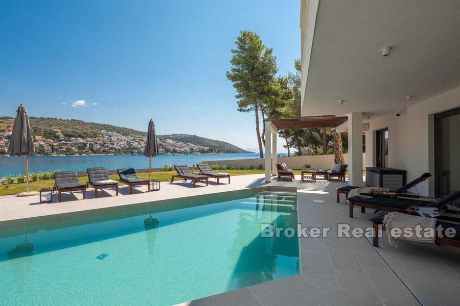 Luxury villa in the first row to the sea