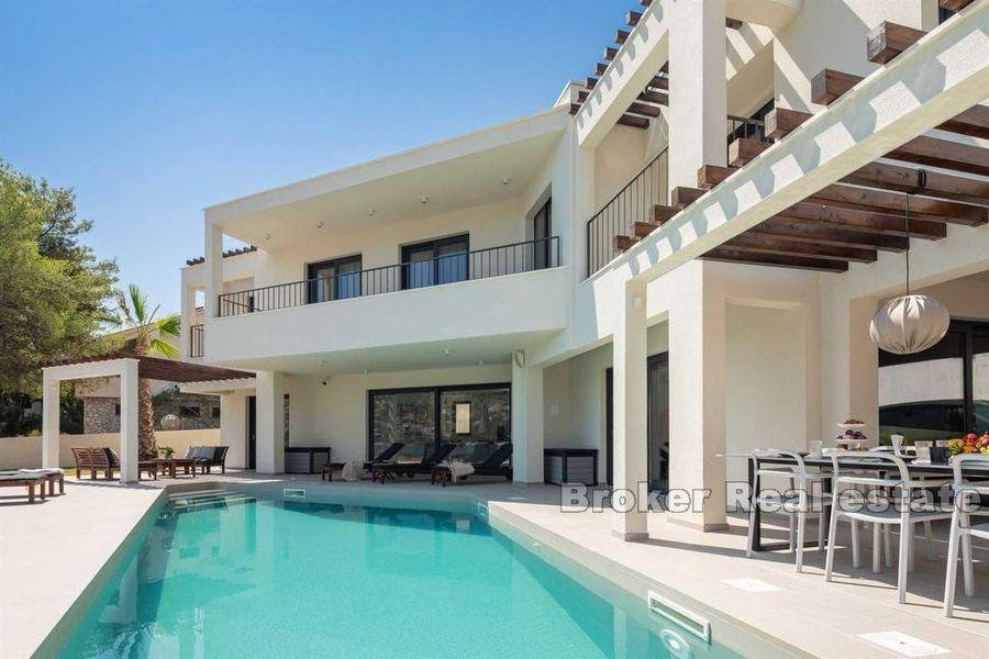 Luxury villa in the first row to the sea