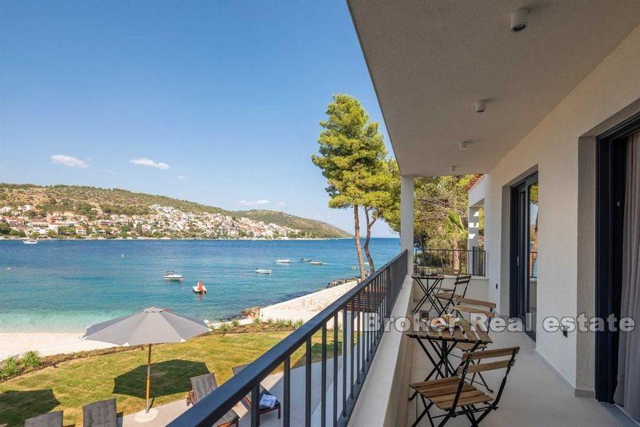 Luxury villa in the first row to the sea