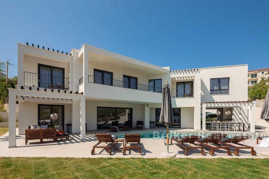 Luxury villa in the first row to the sea