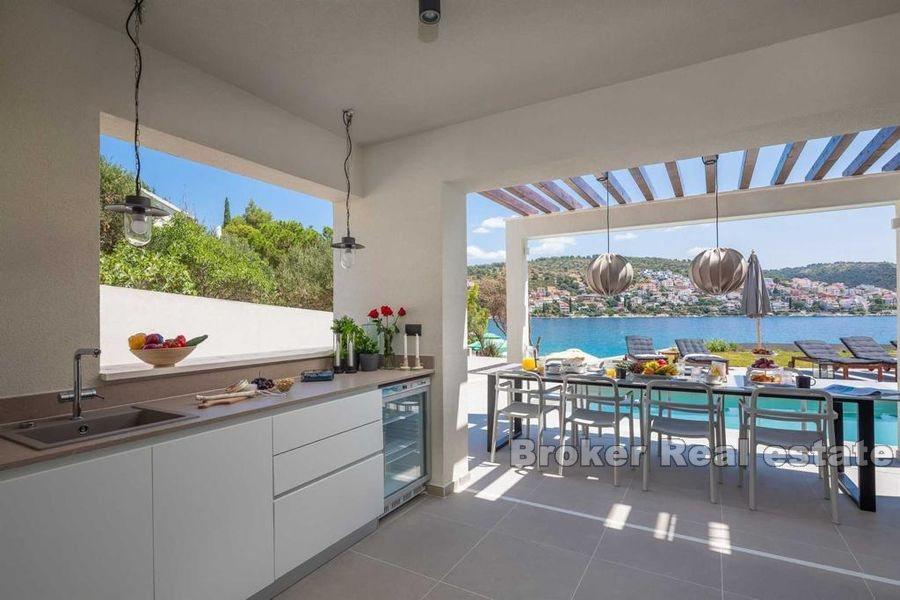 Luxury villa in the first row to the sea