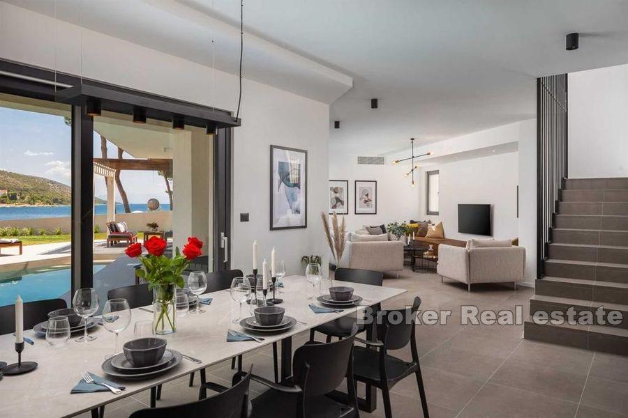 Lyxvilla i första raden mot havet