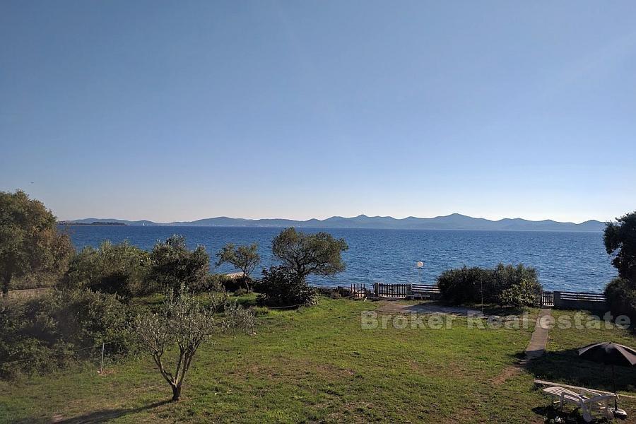 Maison près de zadar, première rangée de la mer