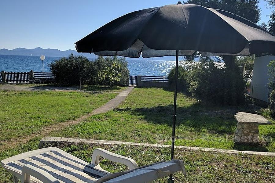 Hus nær zadar, første rad til sjøen