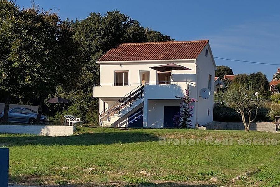 Maison près de zadar, première rangée de la mer