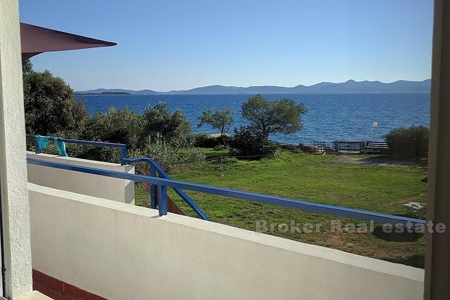 Hus nær zadar, første rad til sjøen