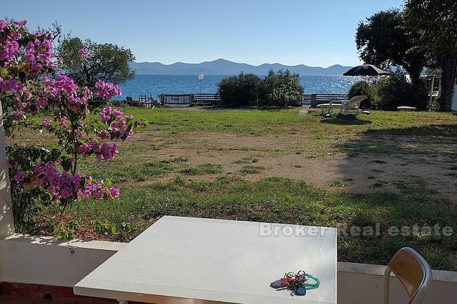 Hus nær zadar, første rad til sjøen