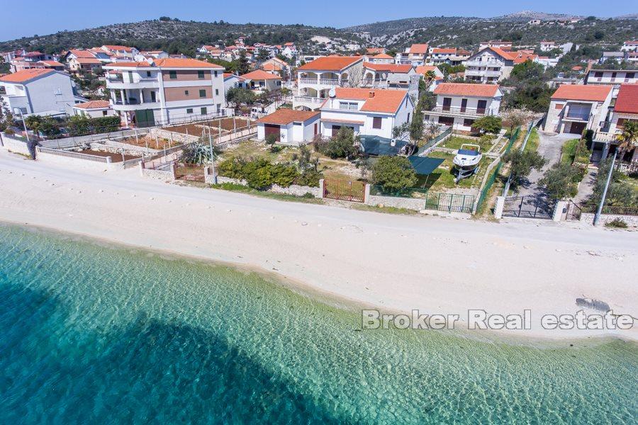 House in the first row to the sea, great location