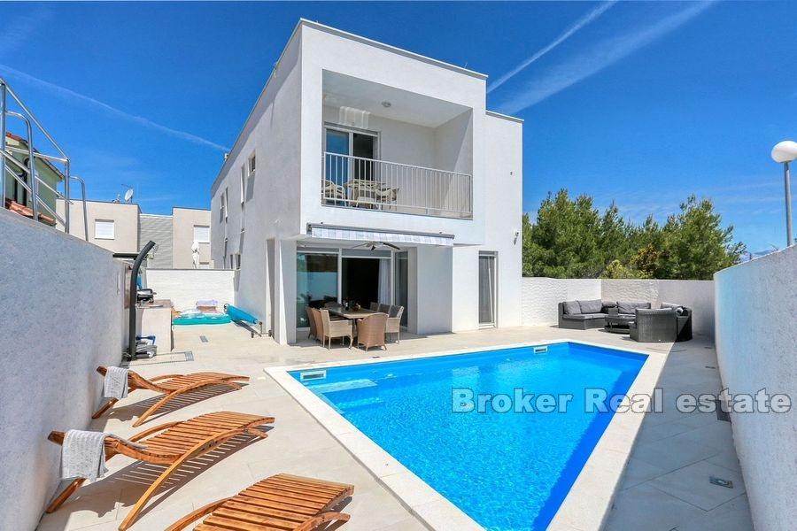 Moderne Doppelhaushälfte mit Pool in Meeresnähe