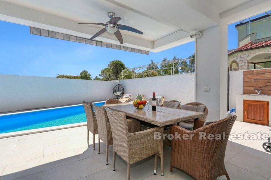 Modern parhus villa med pool nära havet