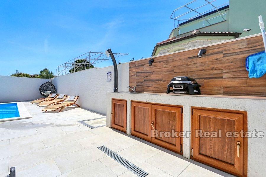 Modern parhus villa med pool nära havet