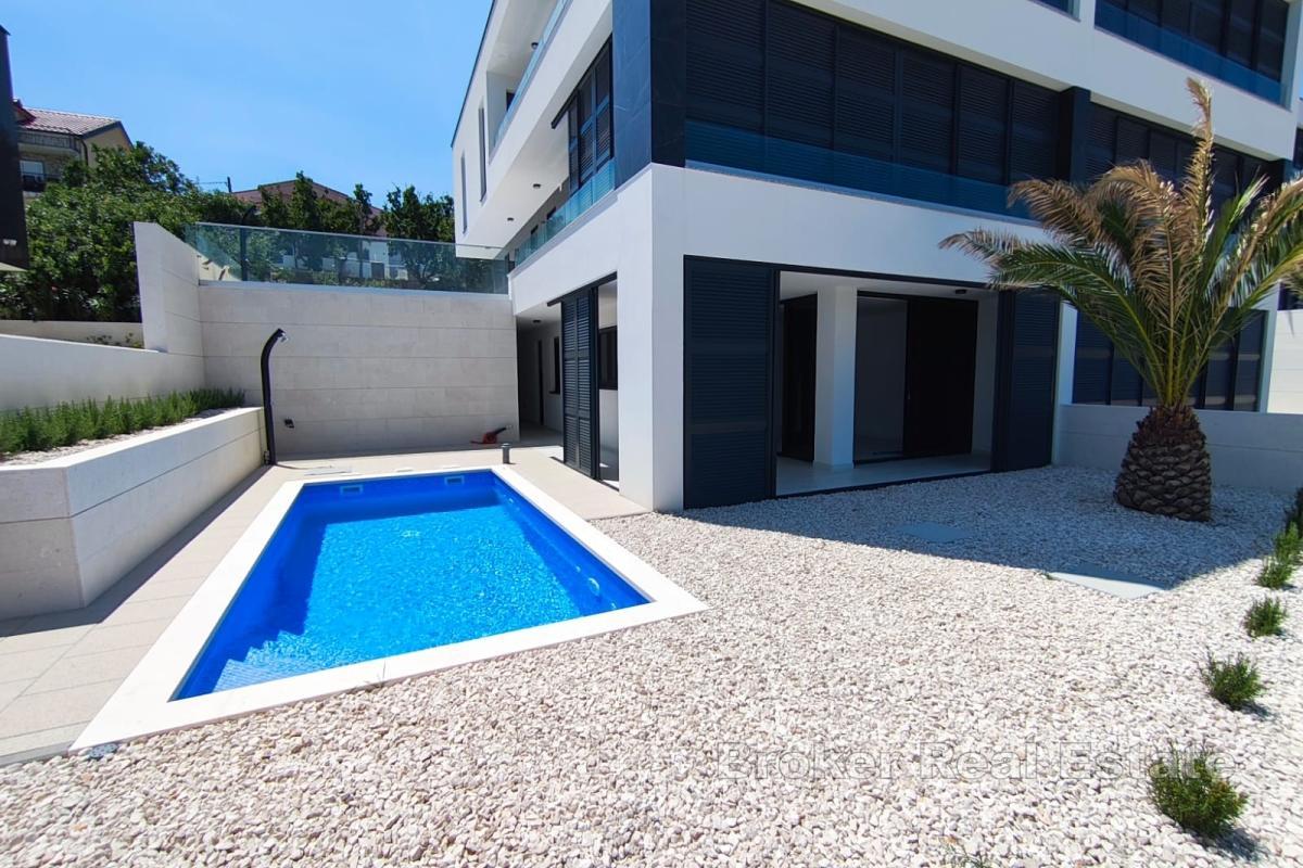 Apartments mit Pool- und Meerblick