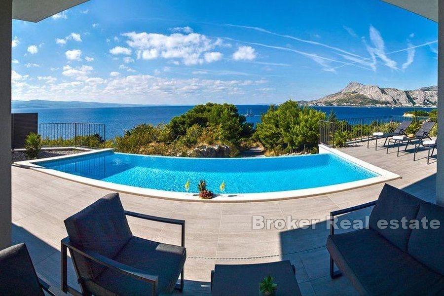 Villa med basseng nær sjøen