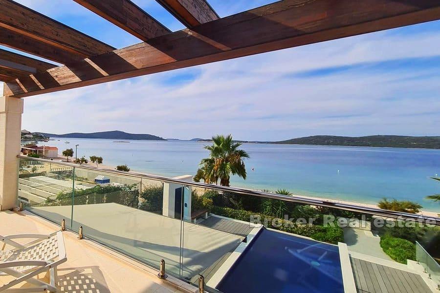 Villa moderne au premier rang de la mer