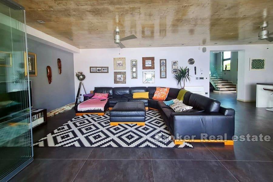 Modern villa i första raden mot havet