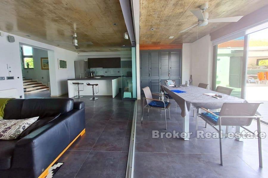 Moderní vila v první řadě k moři