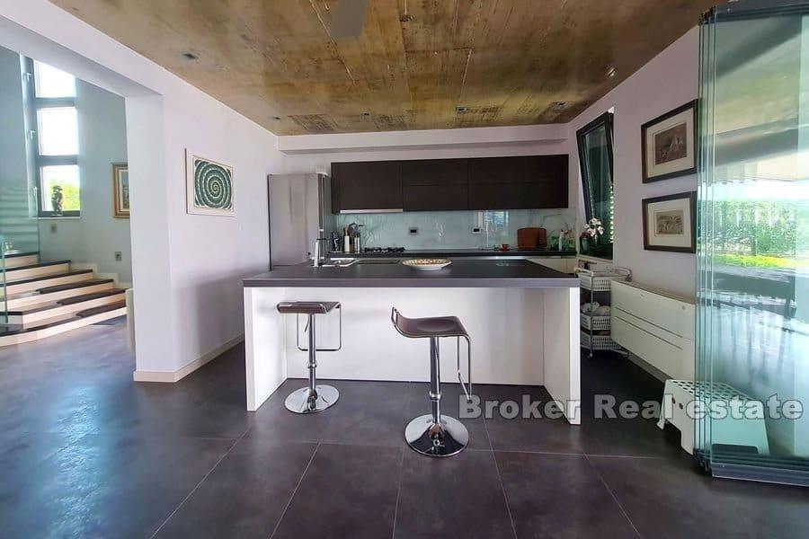 Modern villa i första raden mot havet