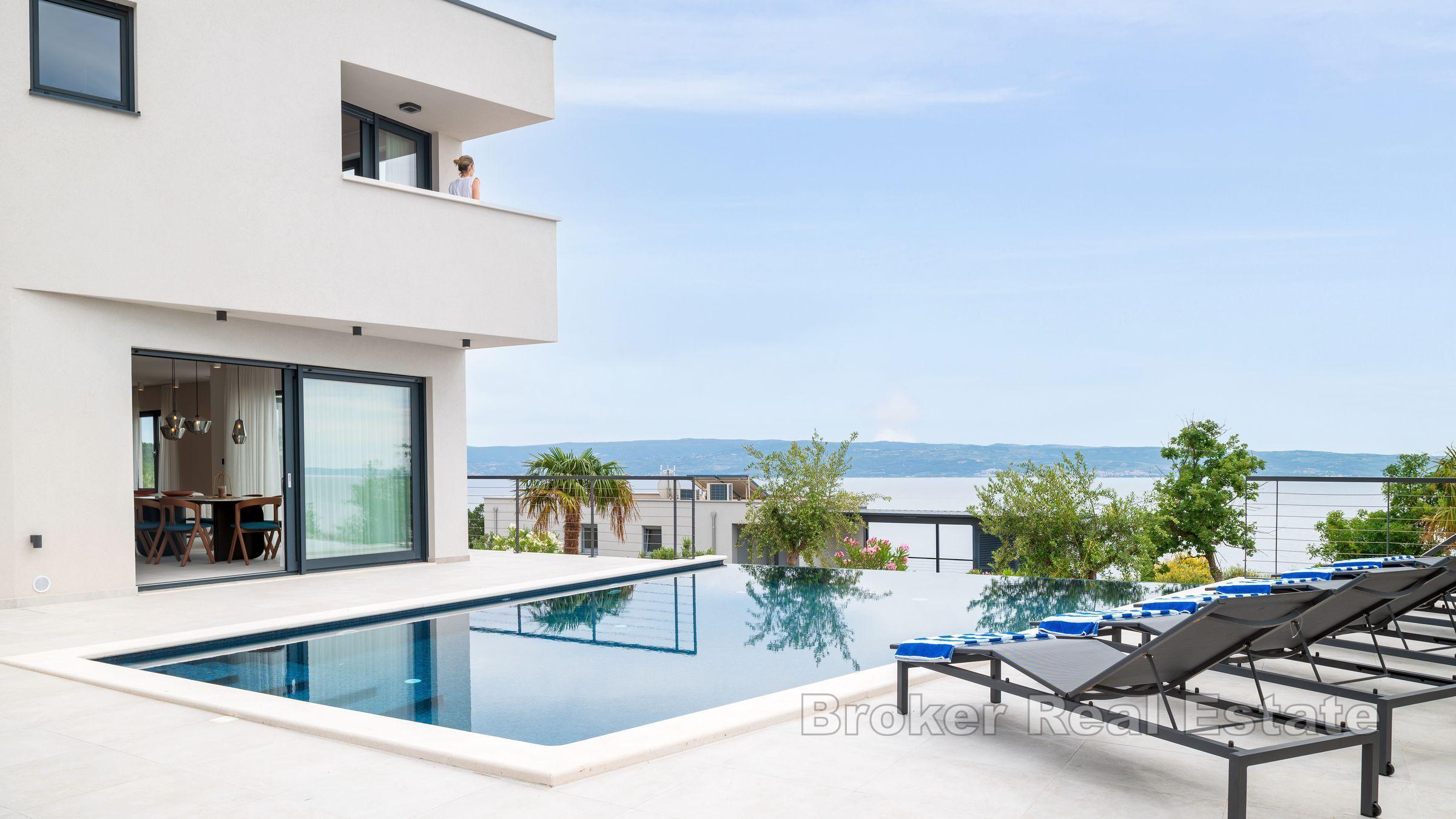 Villa con piscina e vista mare