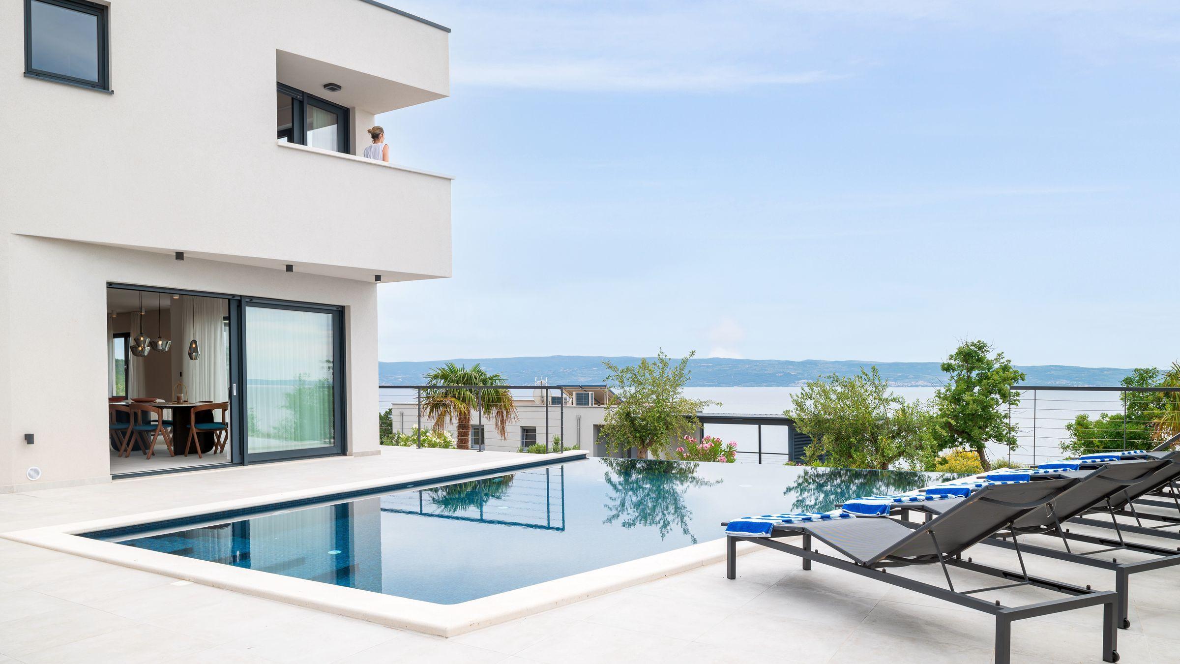 Villa med pool och havsutsikt