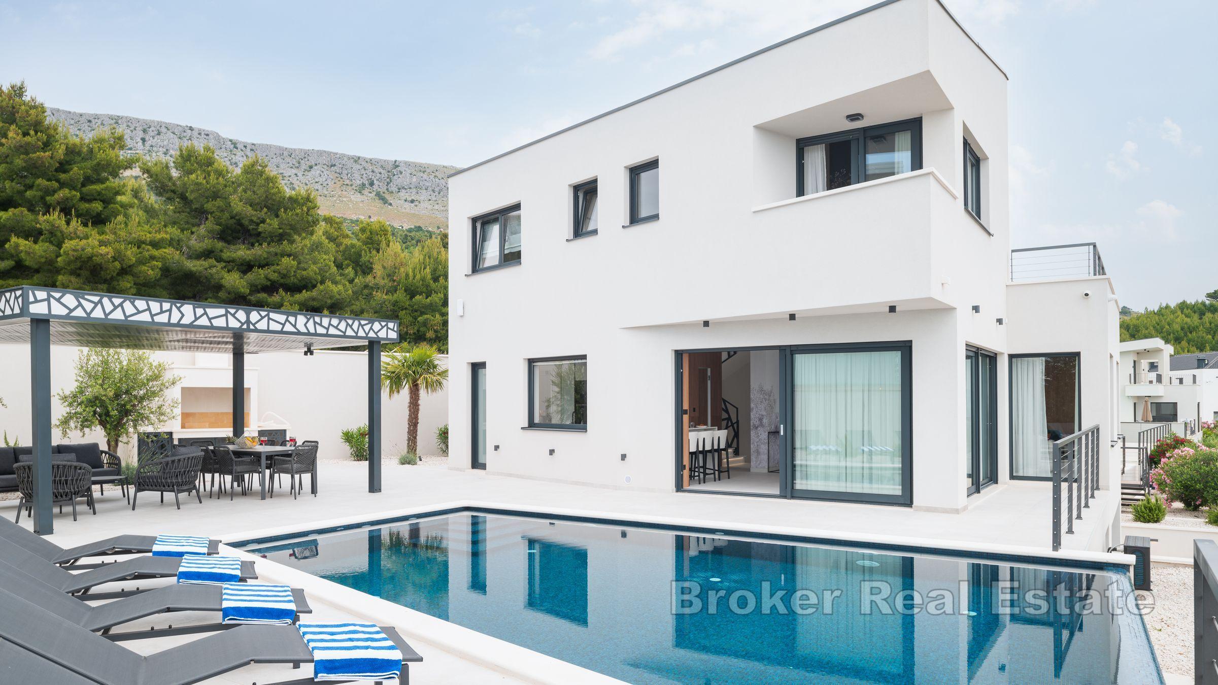 Villa med pool och havsutsikt