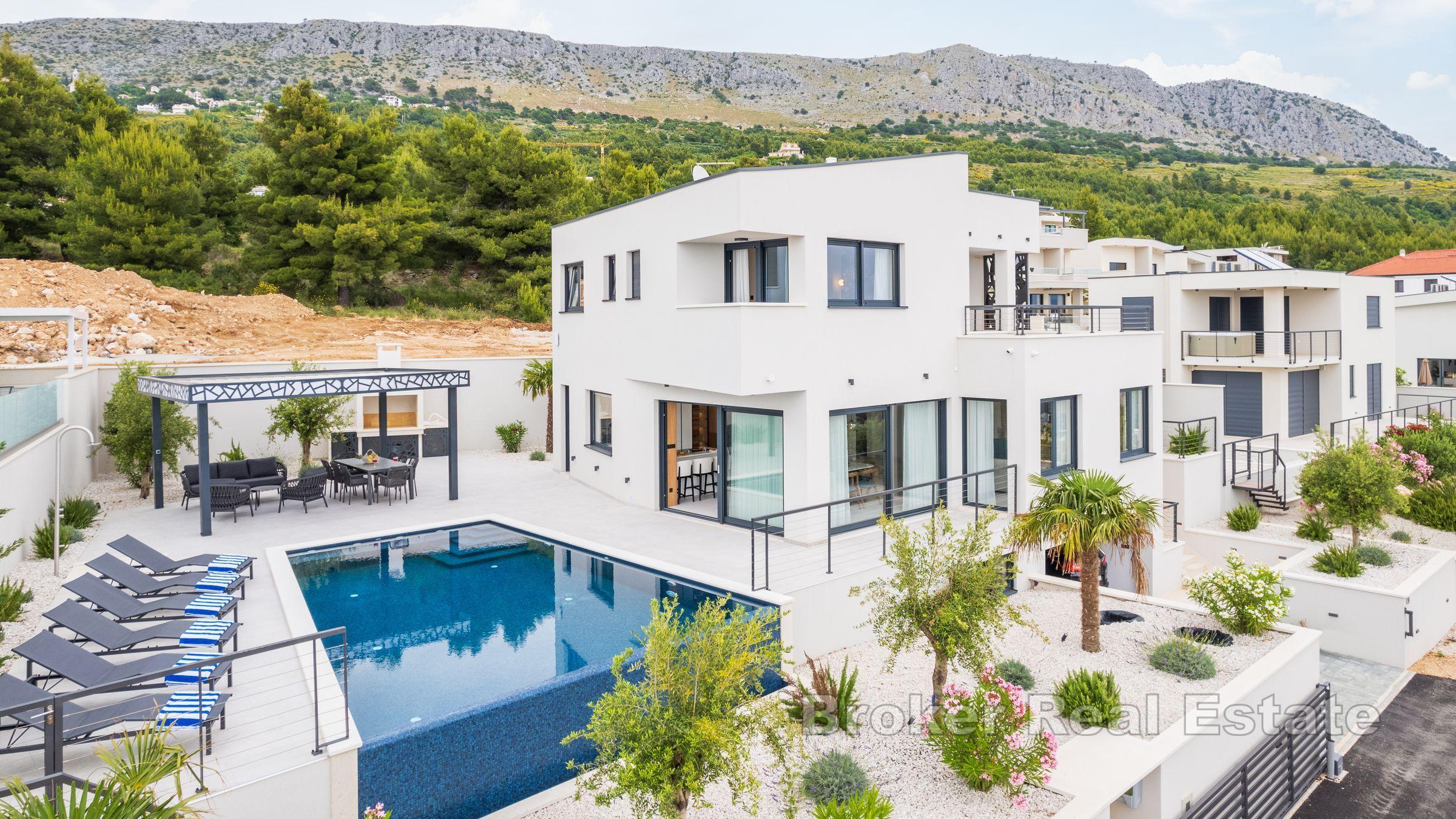 Villa med basseng og havutsikt