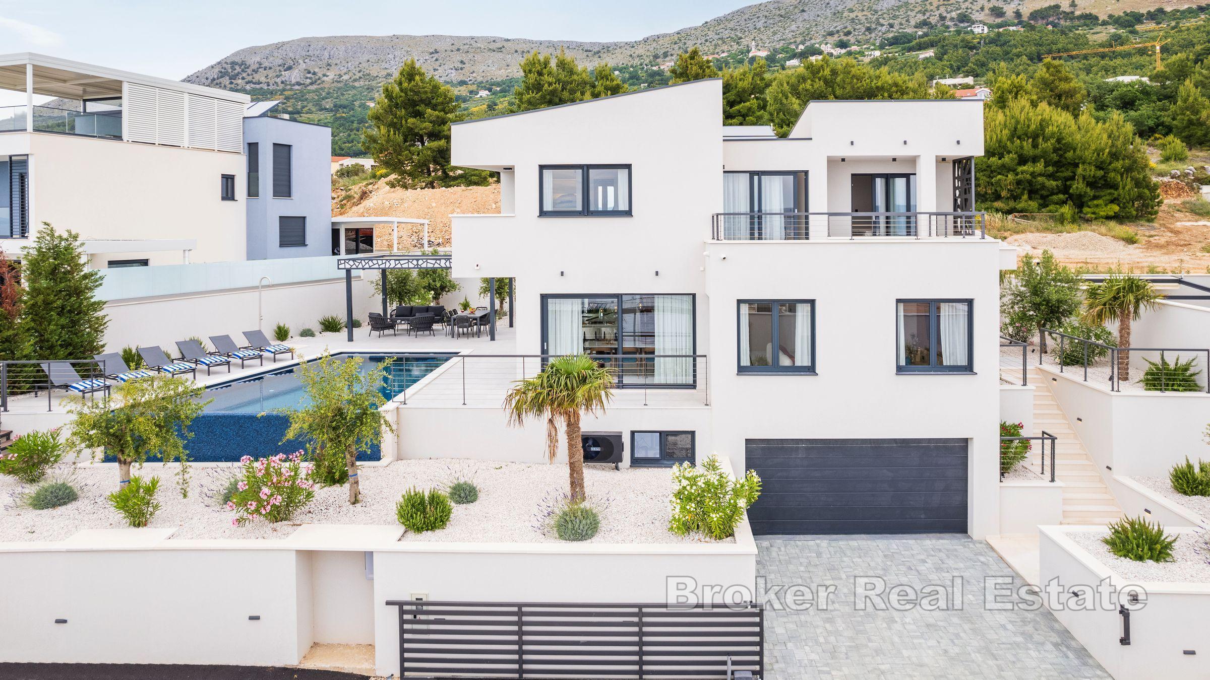 Villa con piscina e vista mare