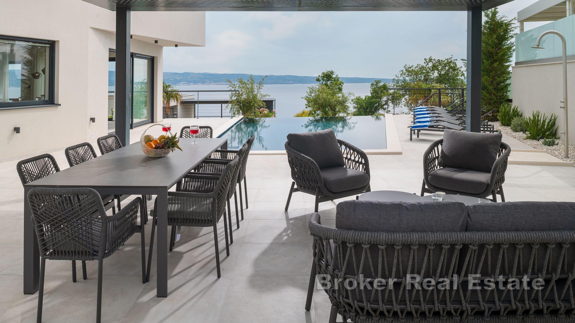 Villa con piscina e vista mare