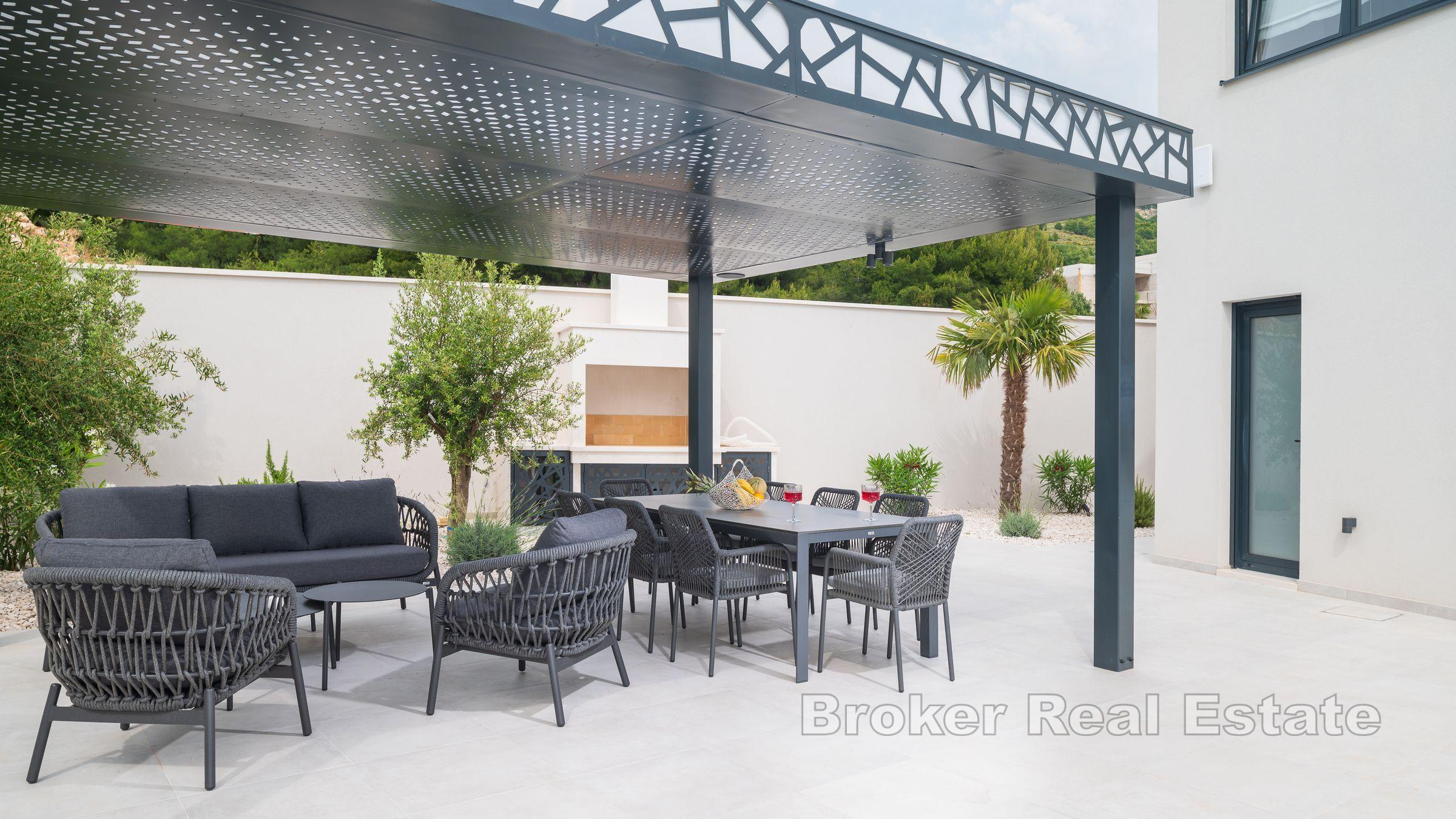 Villa med pool och havsutsikt