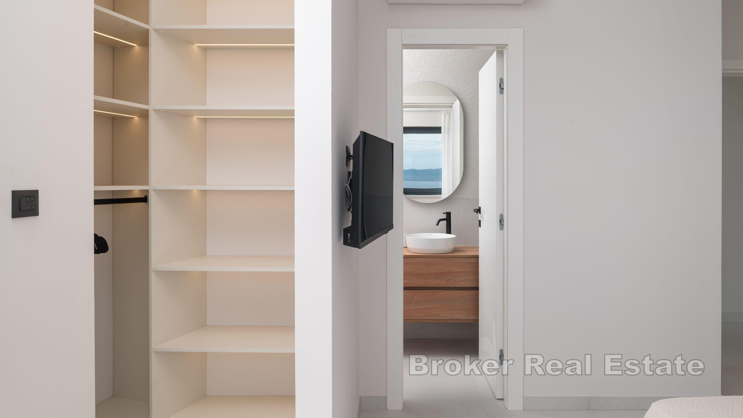 Vila s bazénem a výhledem na moře