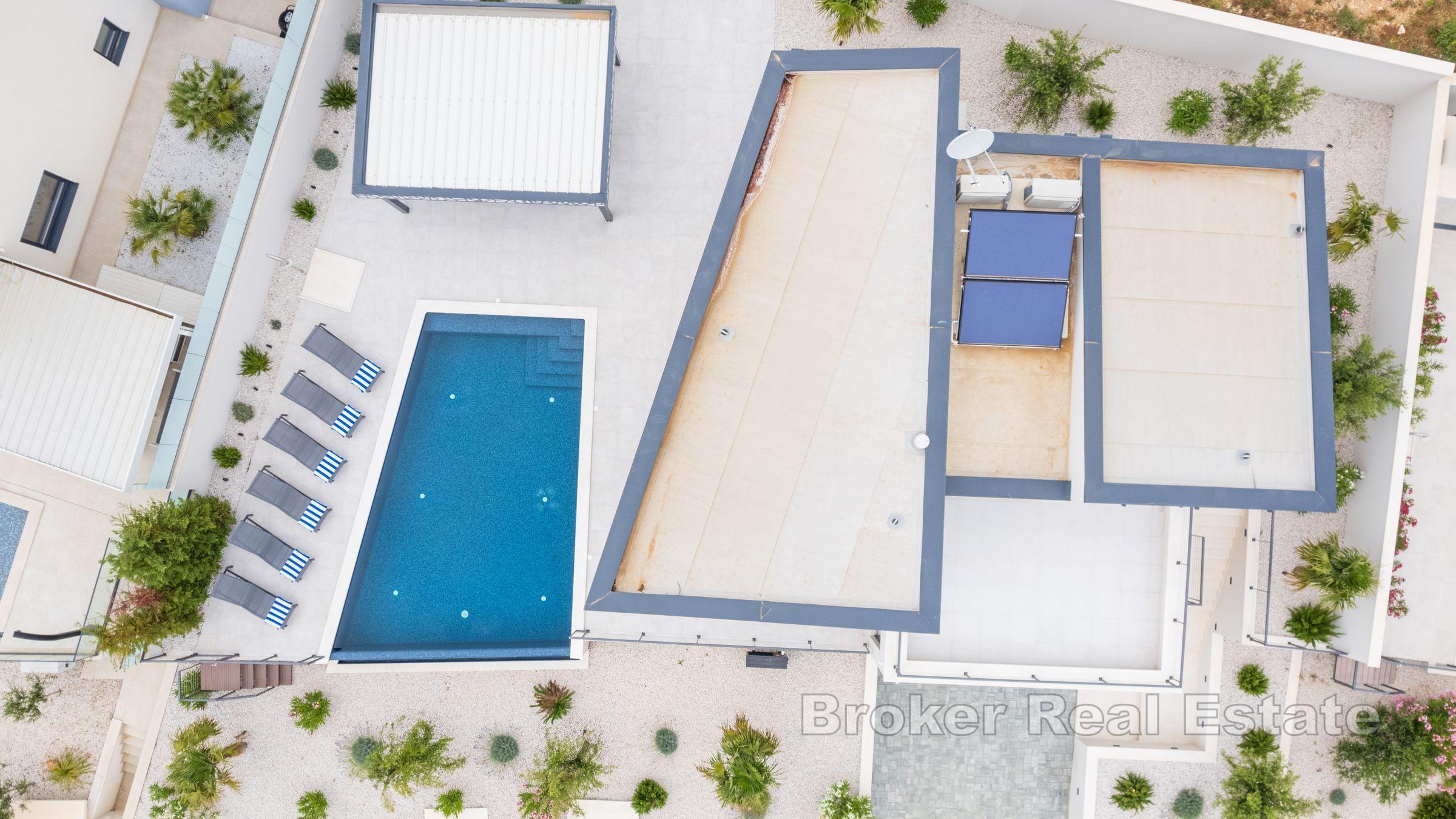 Vila s bazénem a výhledem na moře