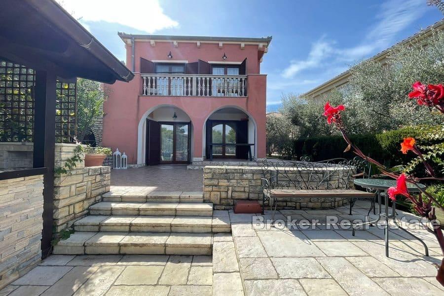 Deux maisons, première rangée de la mer