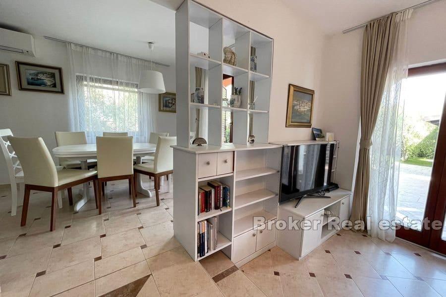 Deux maisons, première rangée de la mer