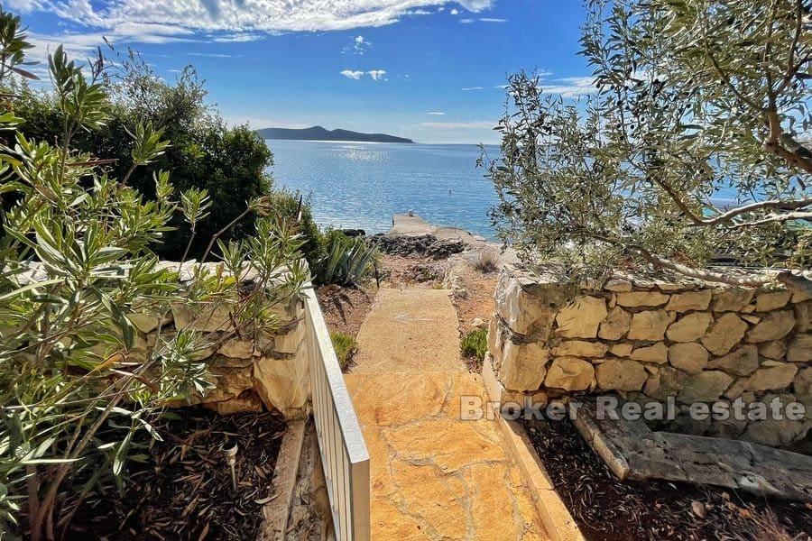 Casa bifamiliare in prima fila al mare