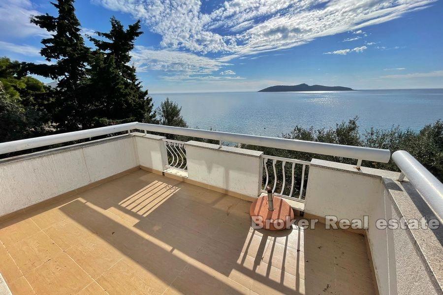 Family house in the first row to the sea