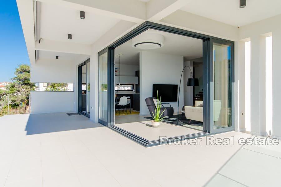 Modern villa med pool vid havet