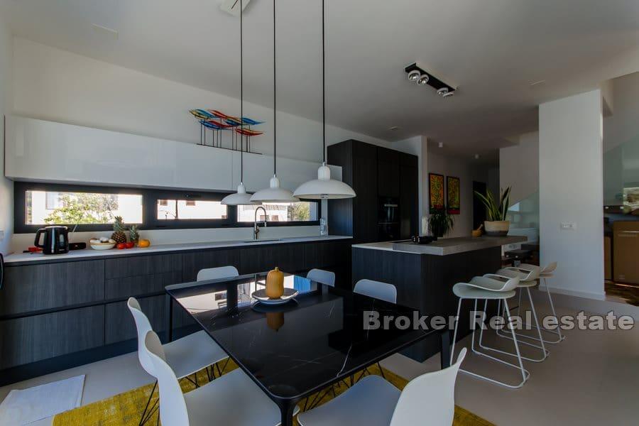 Modern villa med pool vid havet