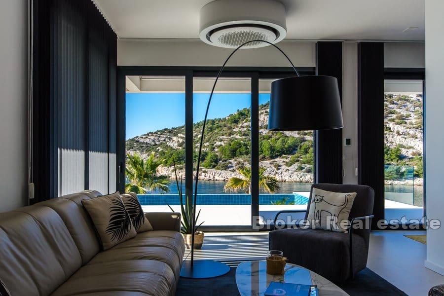 Modern villa med pool vid havet