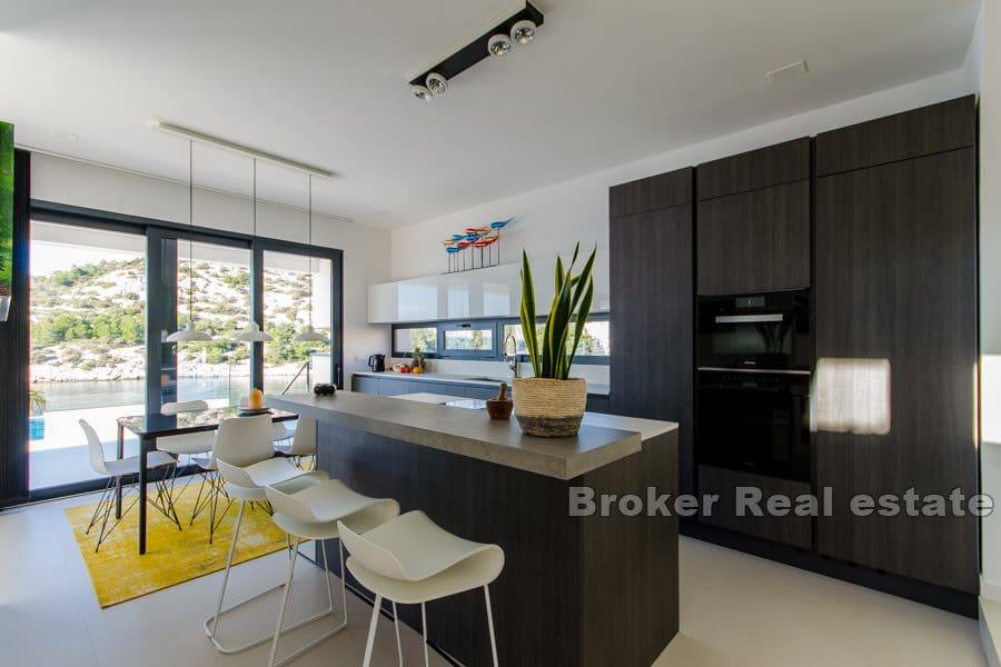 Modern villa med pool vid havet