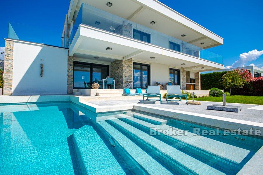 Исключительная семейная вилла, прямо у моря