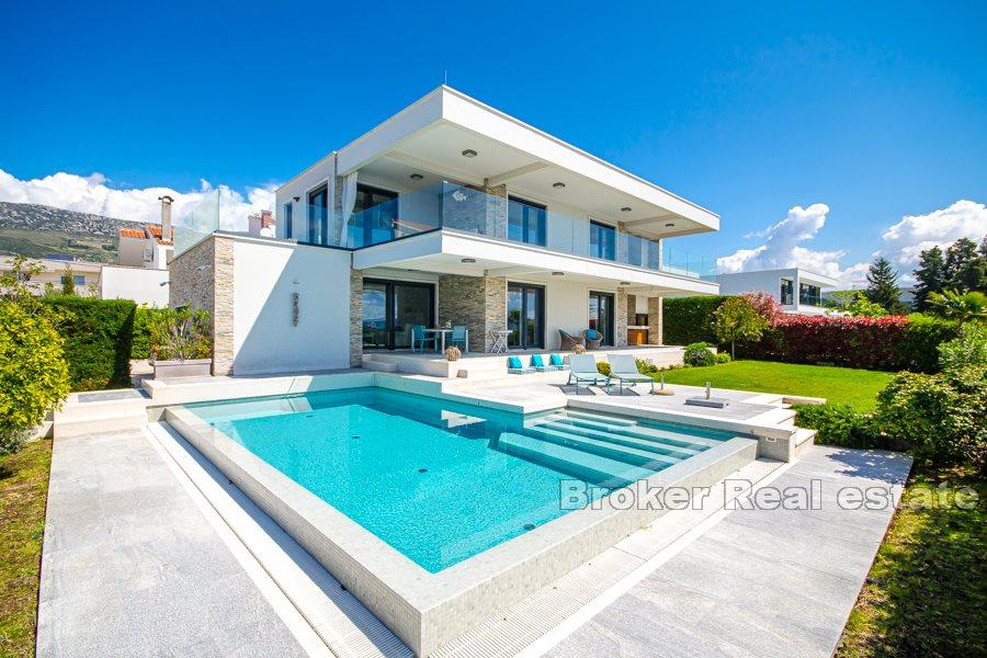 Výjimečná rodinná vila, přímo u moře