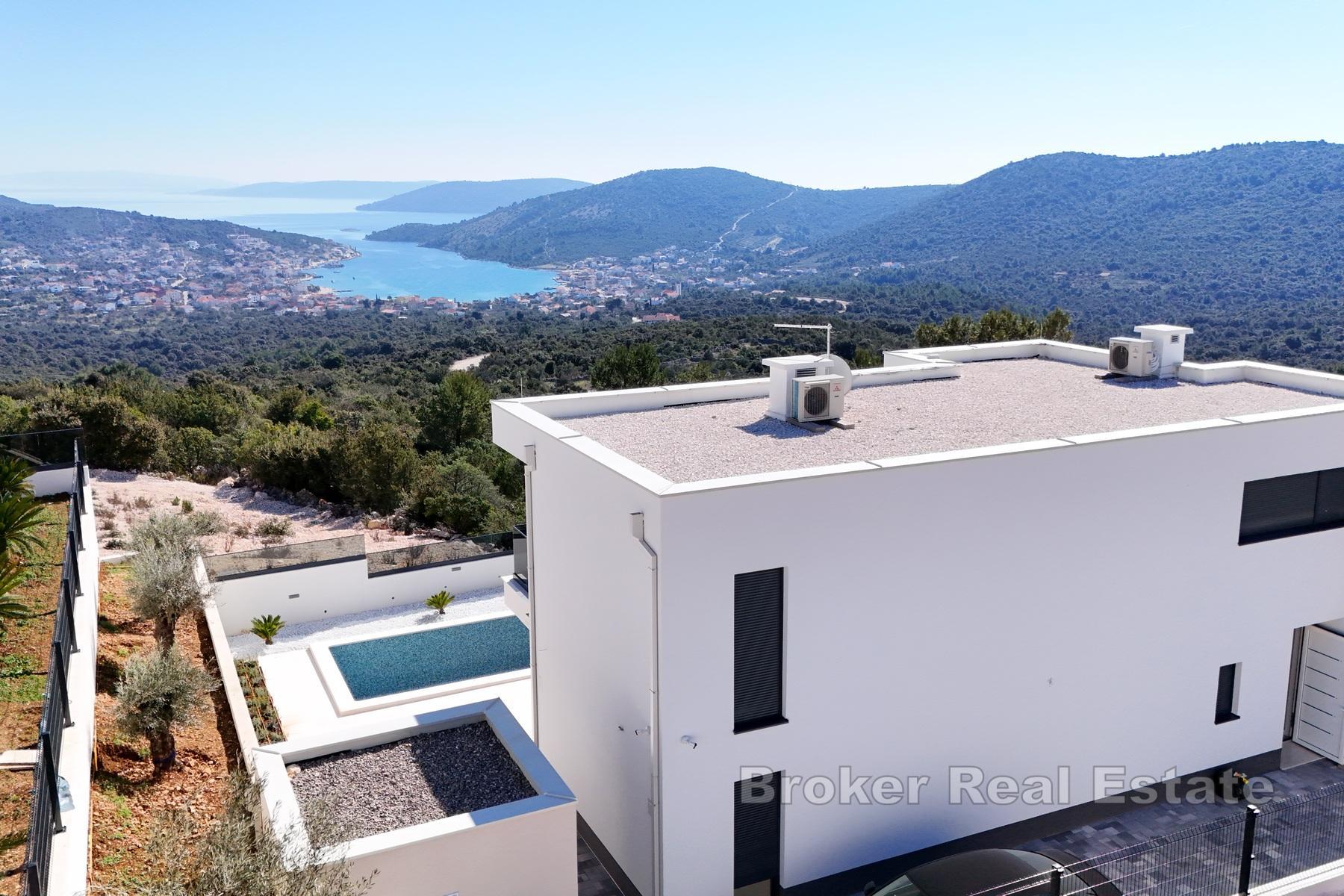 Complexe de villas modernes et nouvellement construites avec piscines