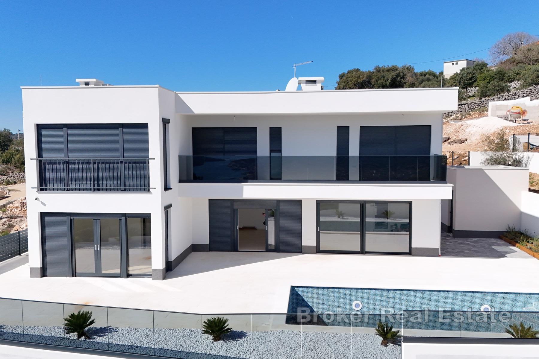 Kompleks av moderne, nybygde villaer med bassenger