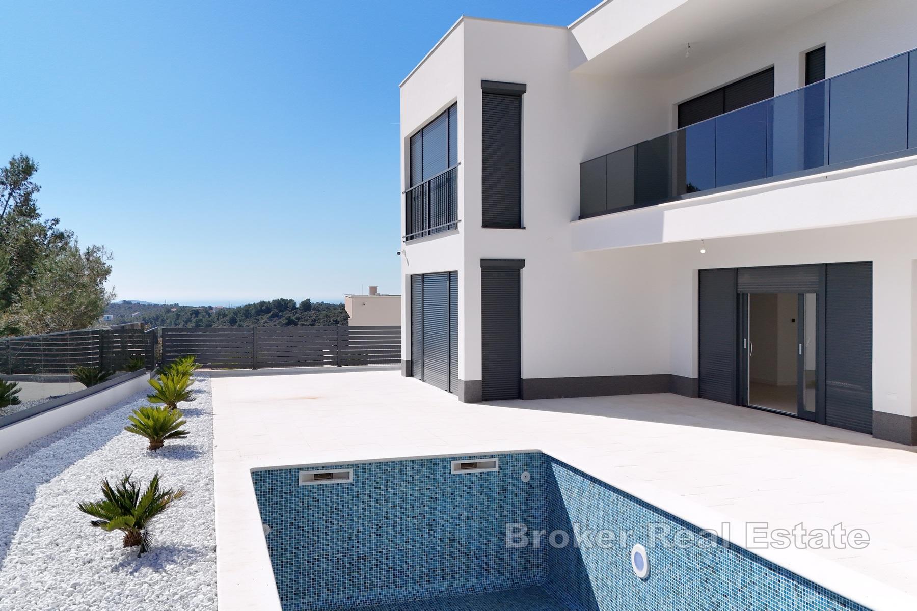 Kompleks av moderne, nybygde villaer med bassenger