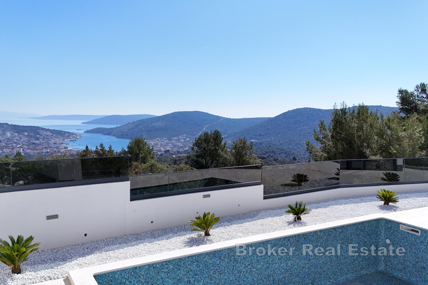 Kompleks av moderne, nybygde villaer med bassenger