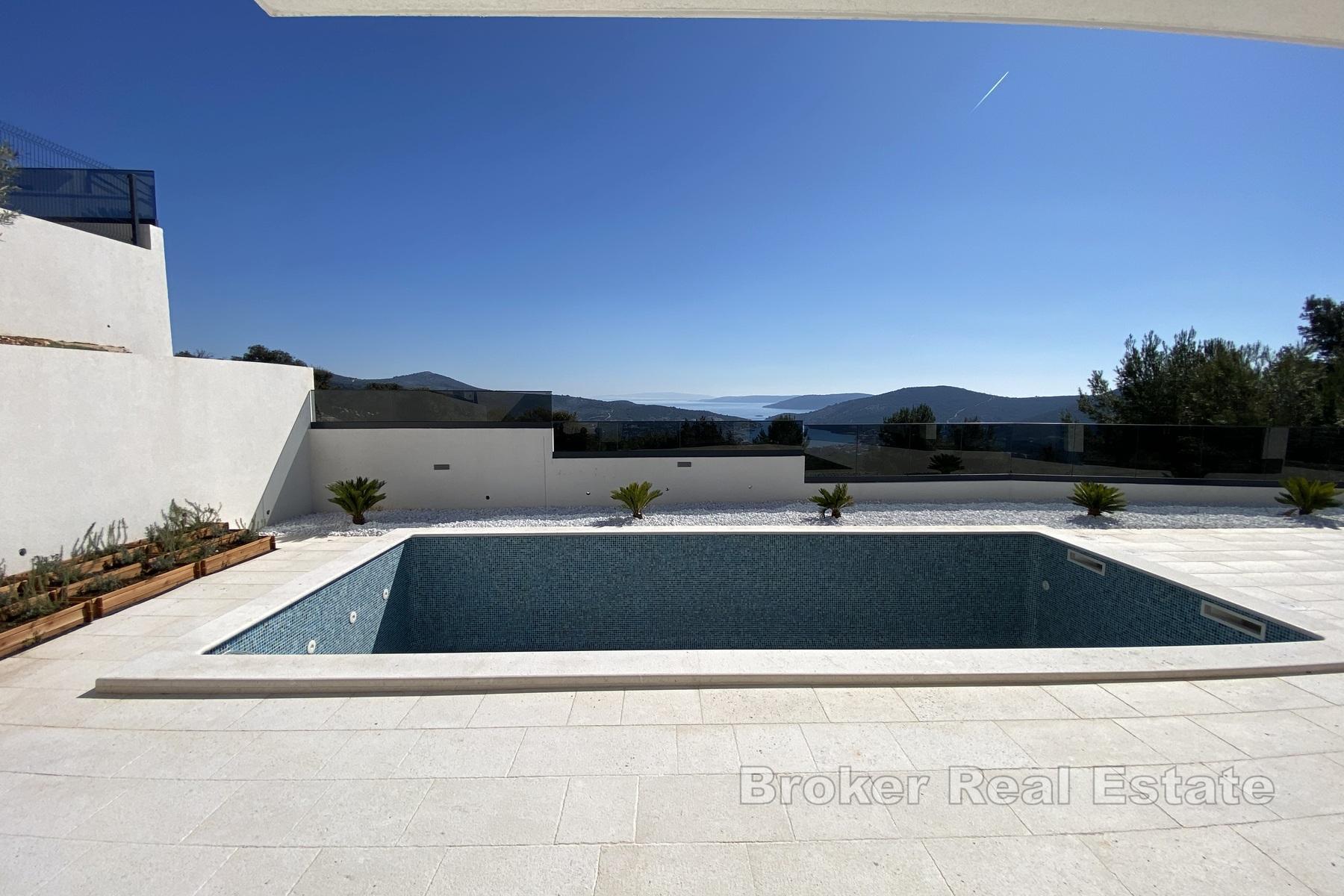 Kompleks av moderne, nybygde villaer med bassenger