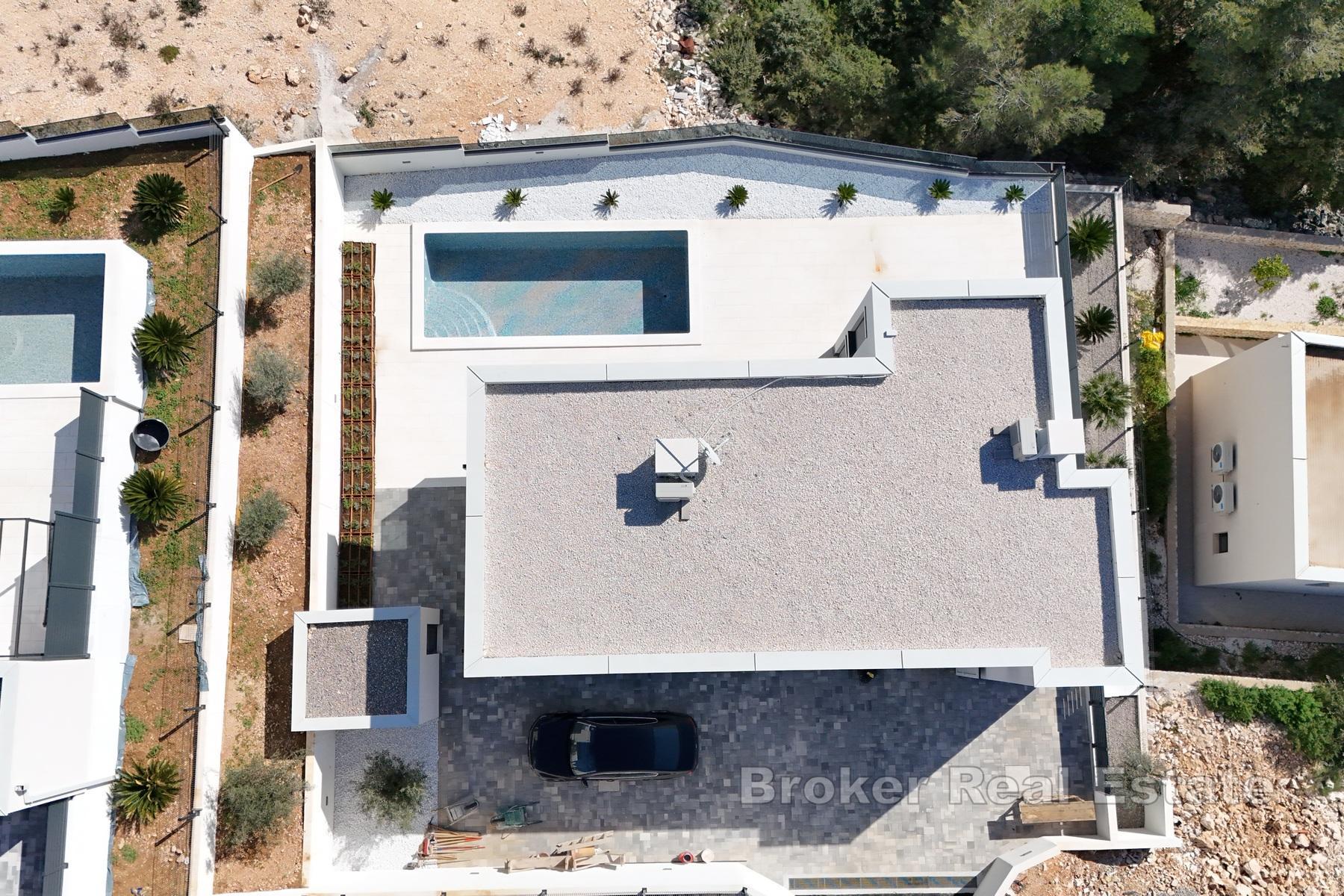 Kompleks av moderne, nybygde villaer med bassenger