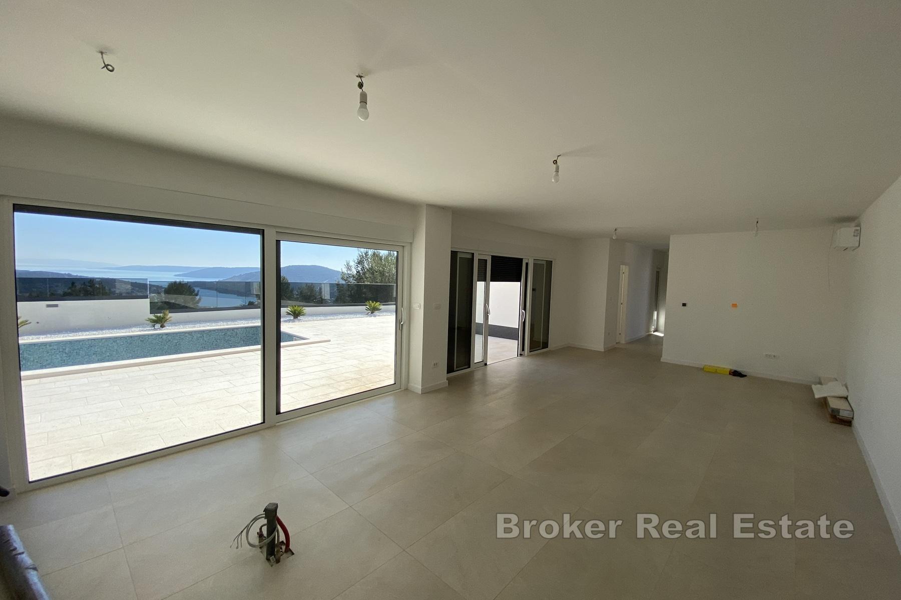 Kompleks av moderne, nybygde villaer med bassenger