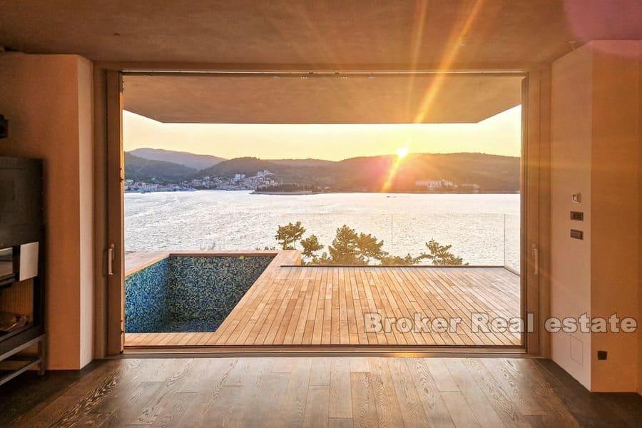 Nybygd moderne villa med basseng