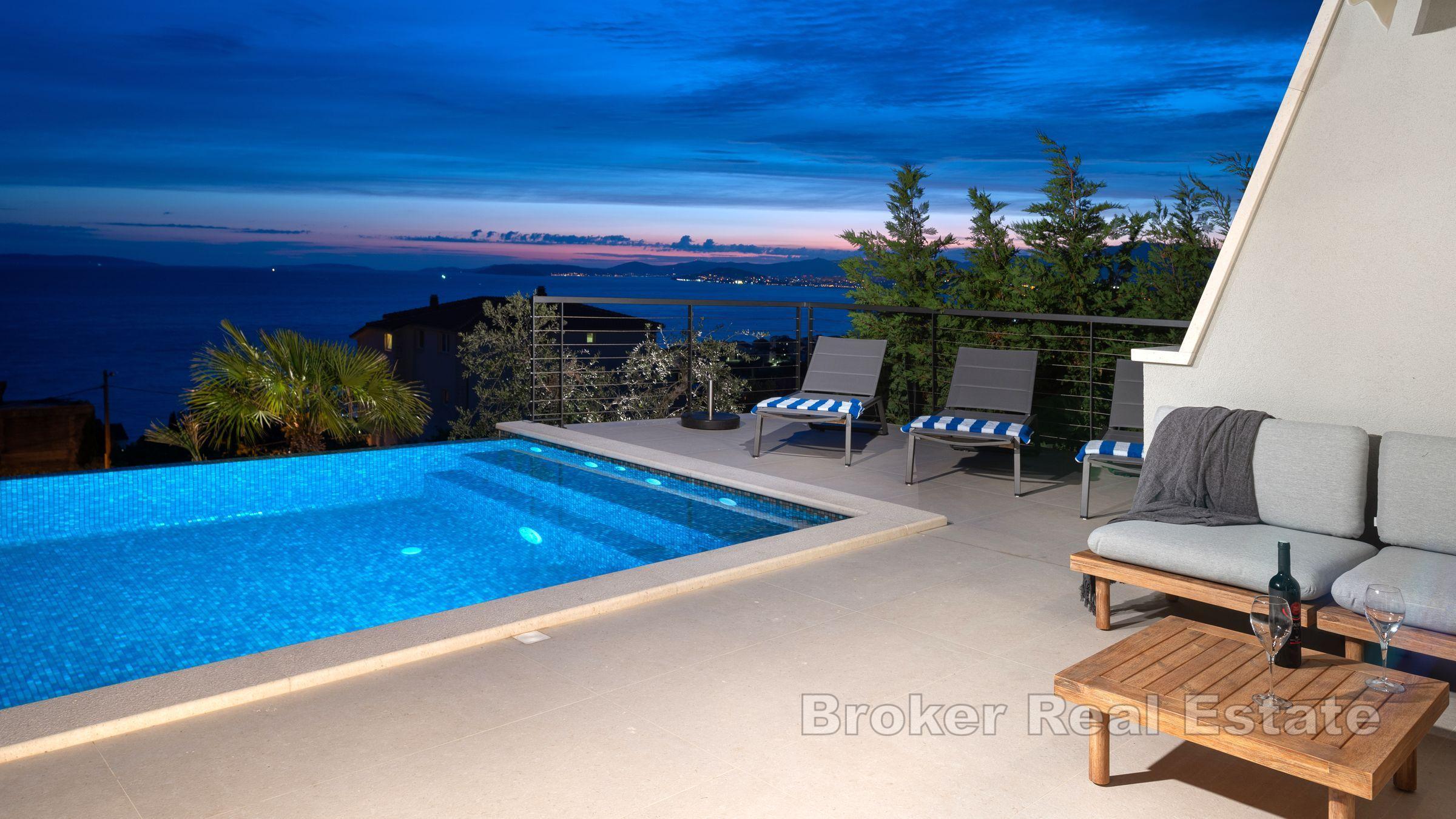 Nybygd villa med svømmebasseng