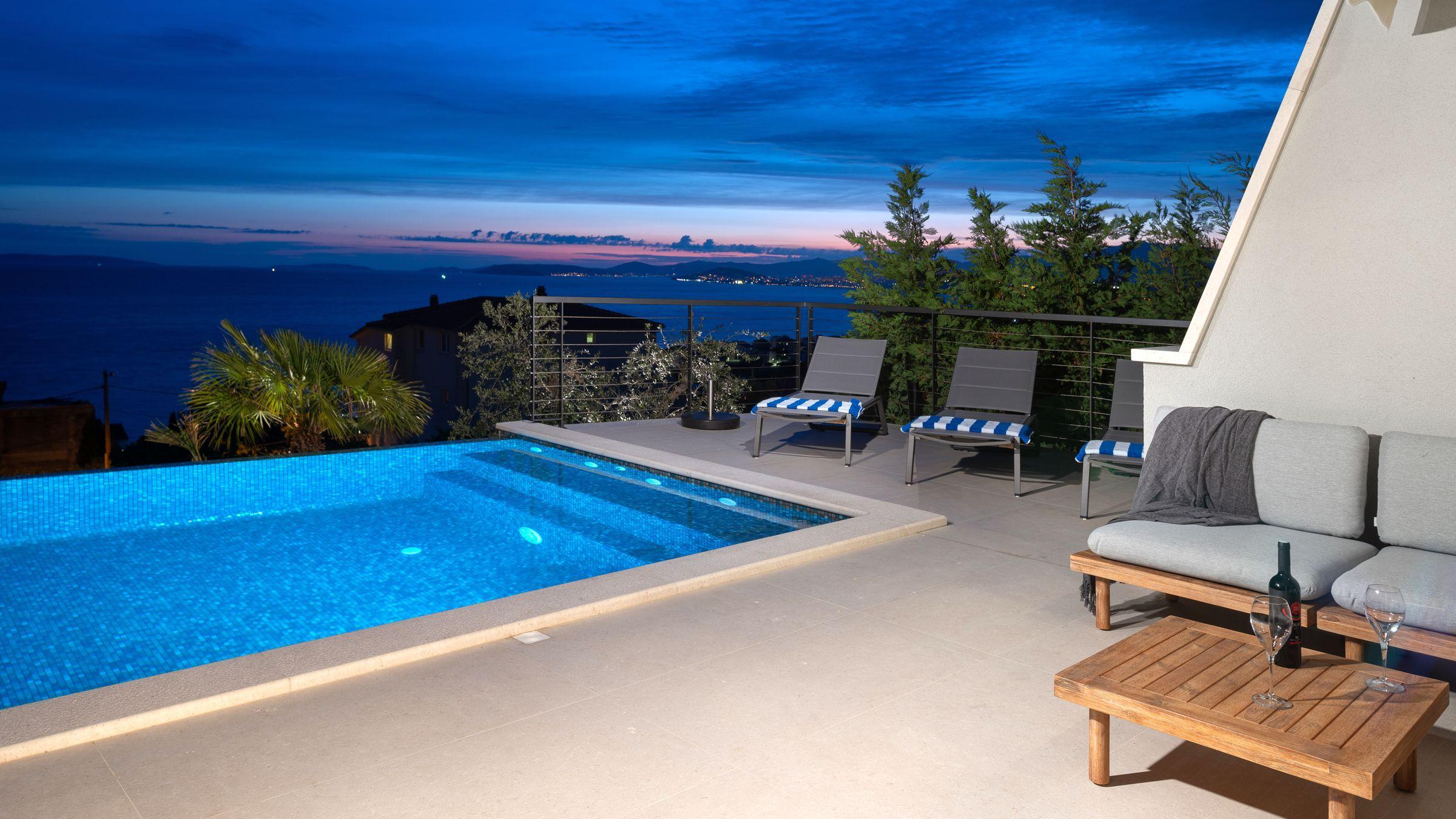 Nybygd villa med svømmebasseng